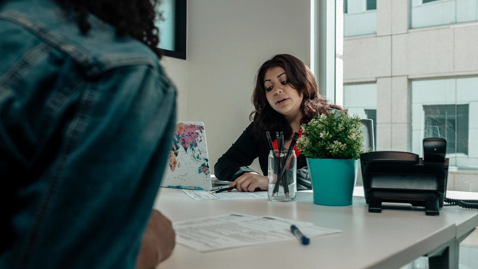 Documente administrative pe un birou juridic