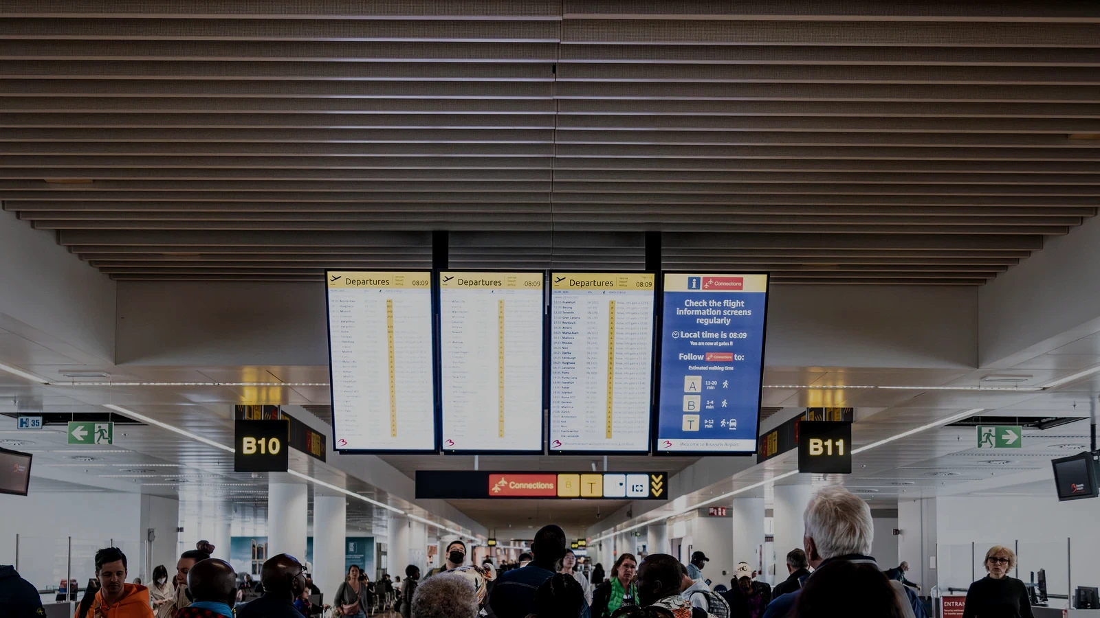 Pasageri care așteaptă într-un terminal de aeroport