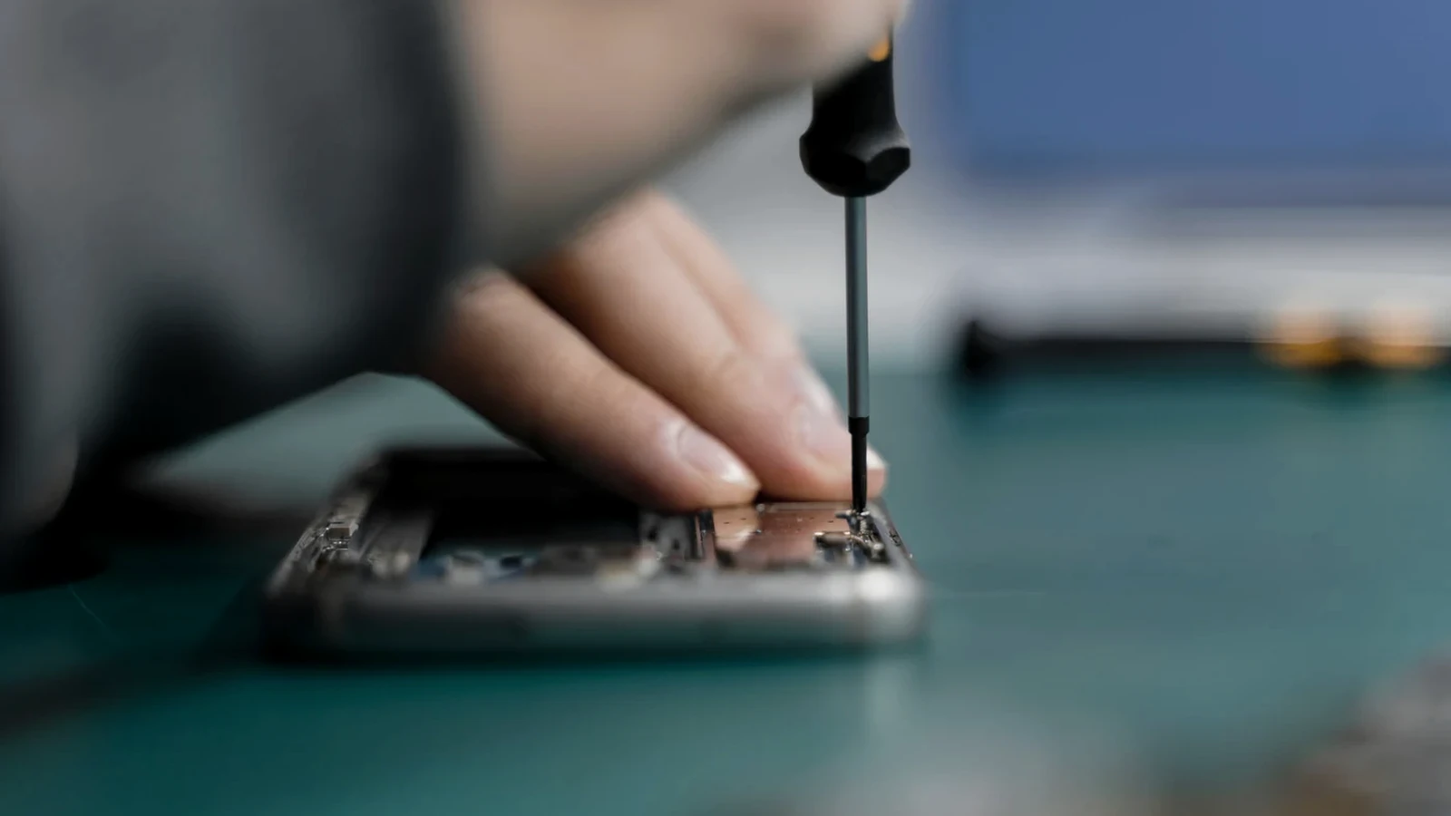 Telefon verificat într-un atelier de reparații