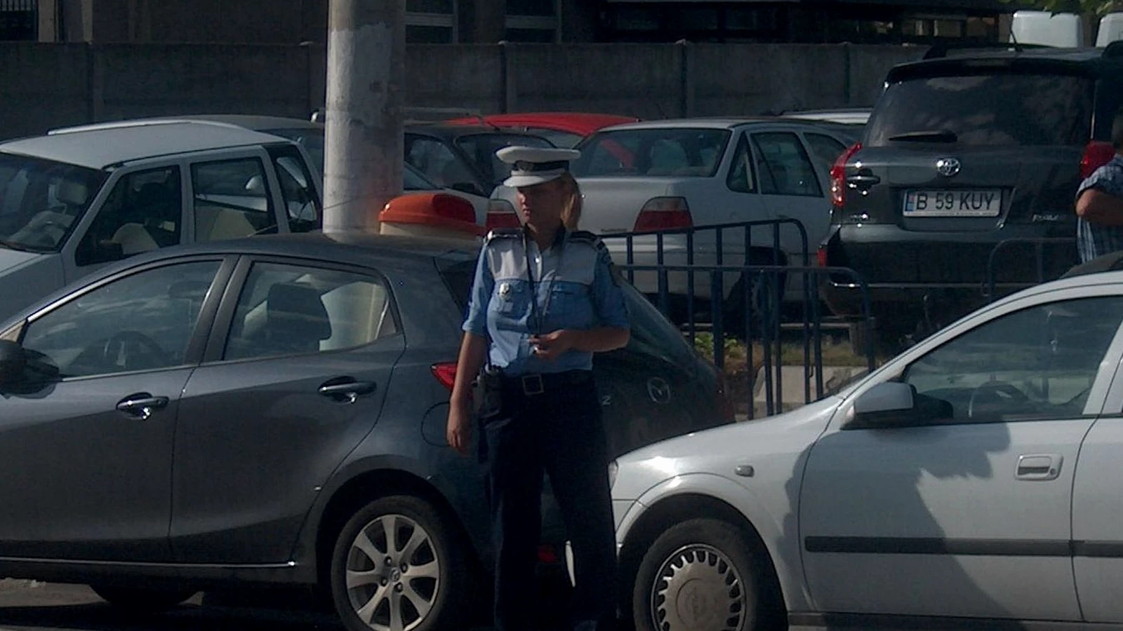 Bărbat care citește o scrisoare primită acasă