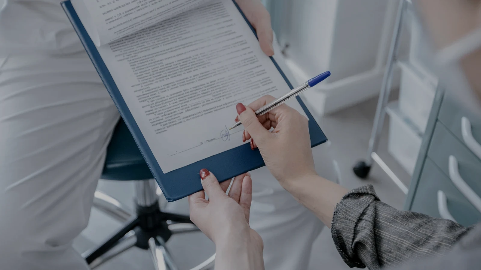 Pacientă primind un document medical pentru semnare
