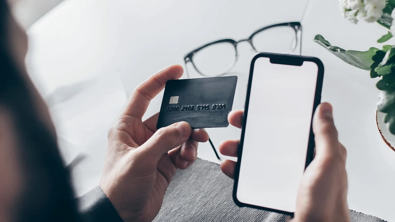 Persoană verificând contul bancar pe telefon