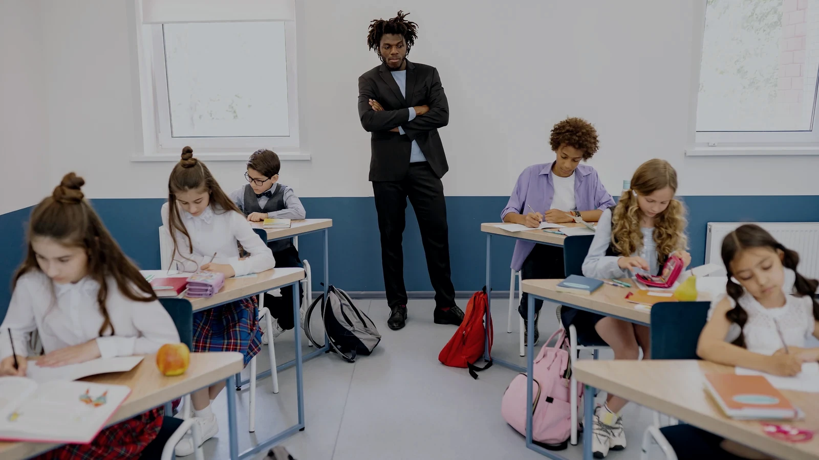Profesor și elevi într-o sală de clasă