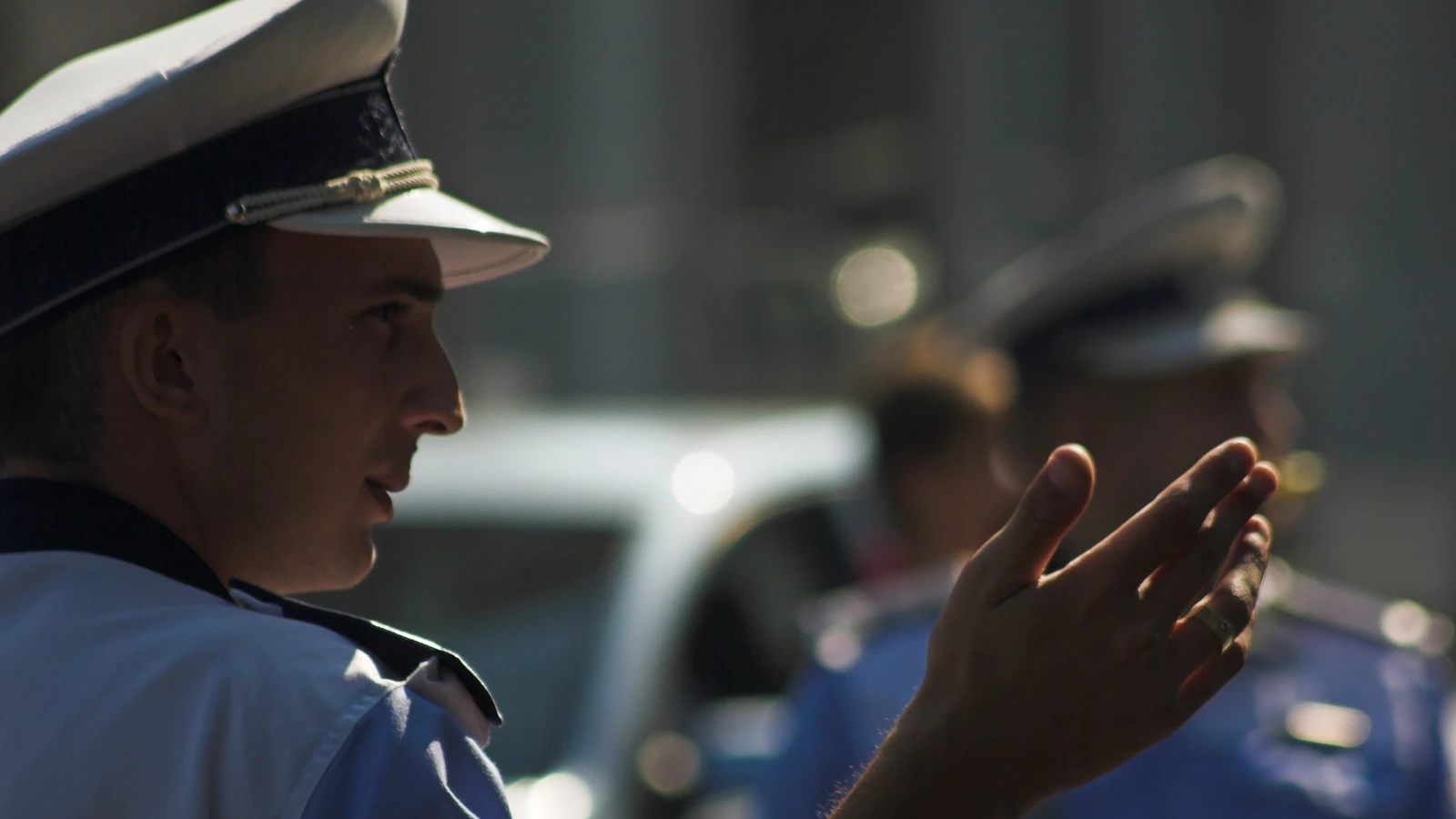 Polițist discutând cu un șofer oprit în trafic