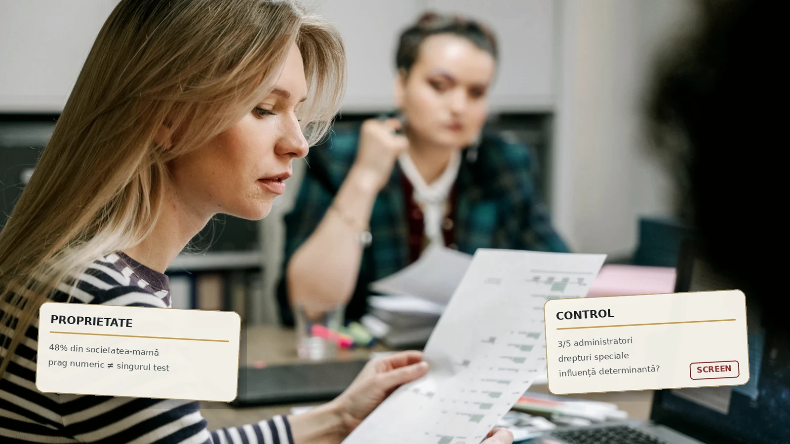 Masă de analiză cu organigramă, acord de acționari și plată marcată pentru verificare