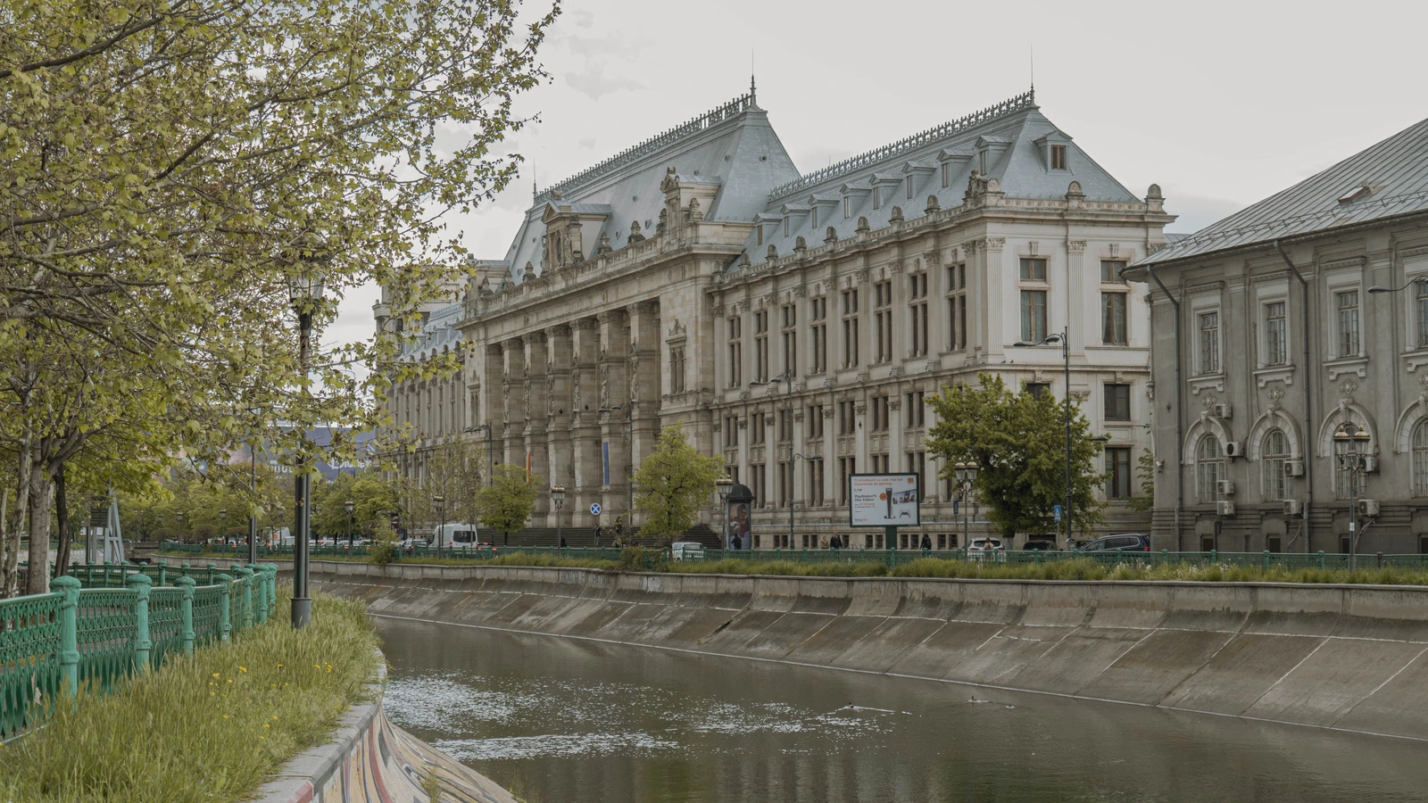 Clădire instituțională din România, scenă din nivelul intermediar