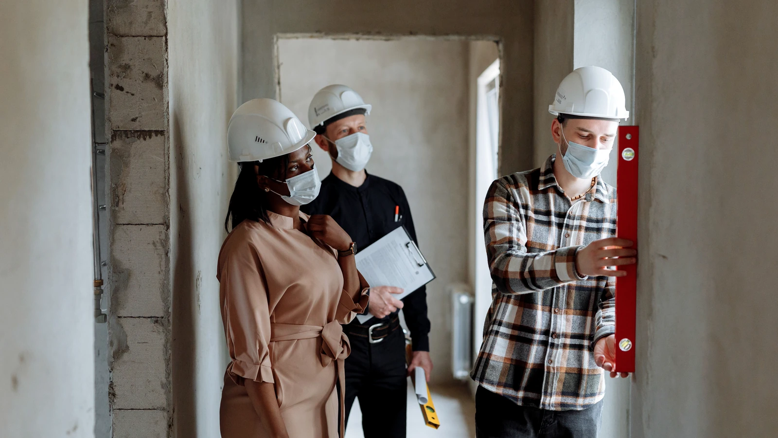 Echipă tehnică inspectând interiorul unei construcții